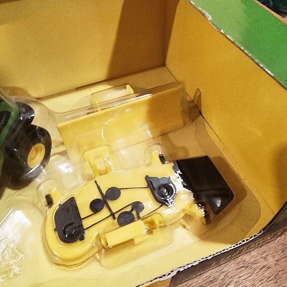 John Deere L110 Lawn & Garden Tractor 2004 ERTL 1/16 Die Cast Metal New in Box - Picture 4 of 9